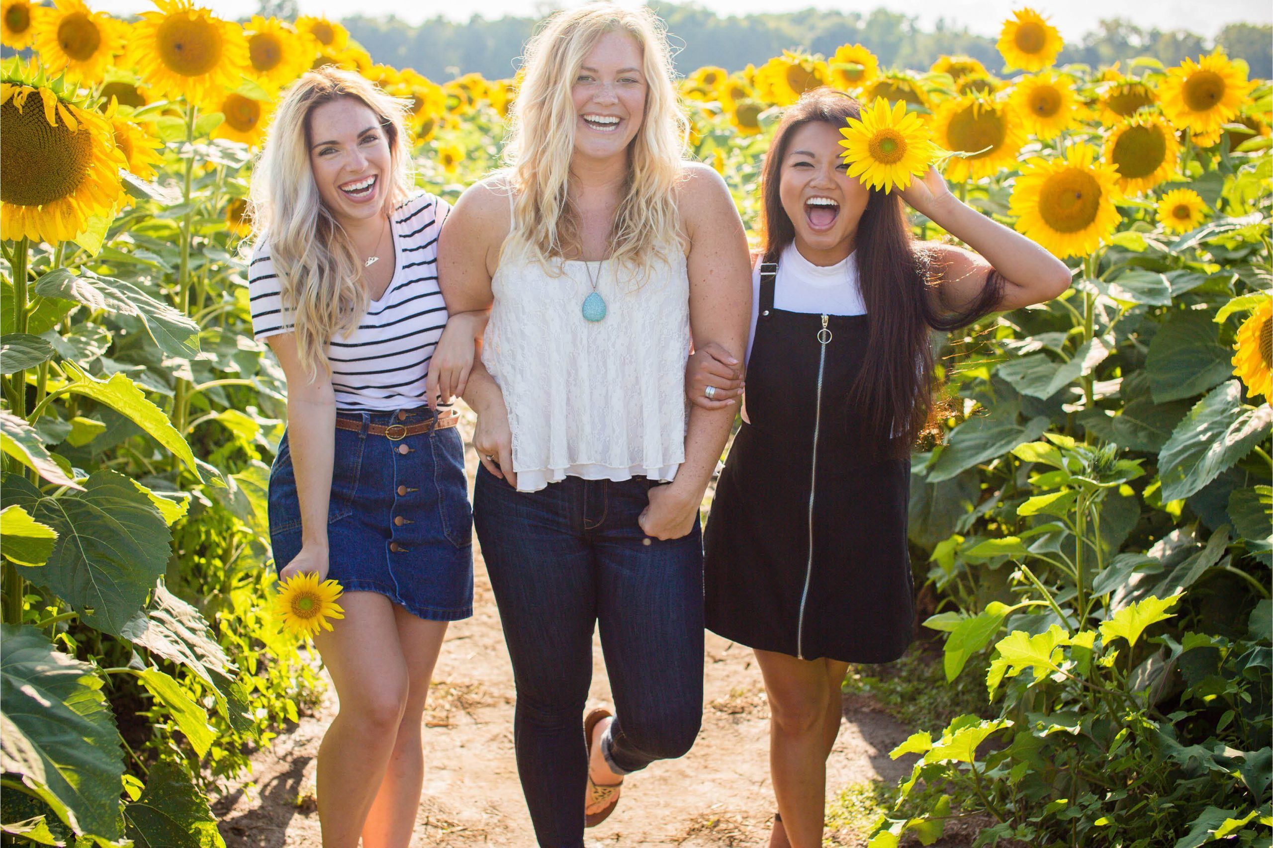 3 lachende Frauen in Sonnenblumen - Glückskongress 2022
